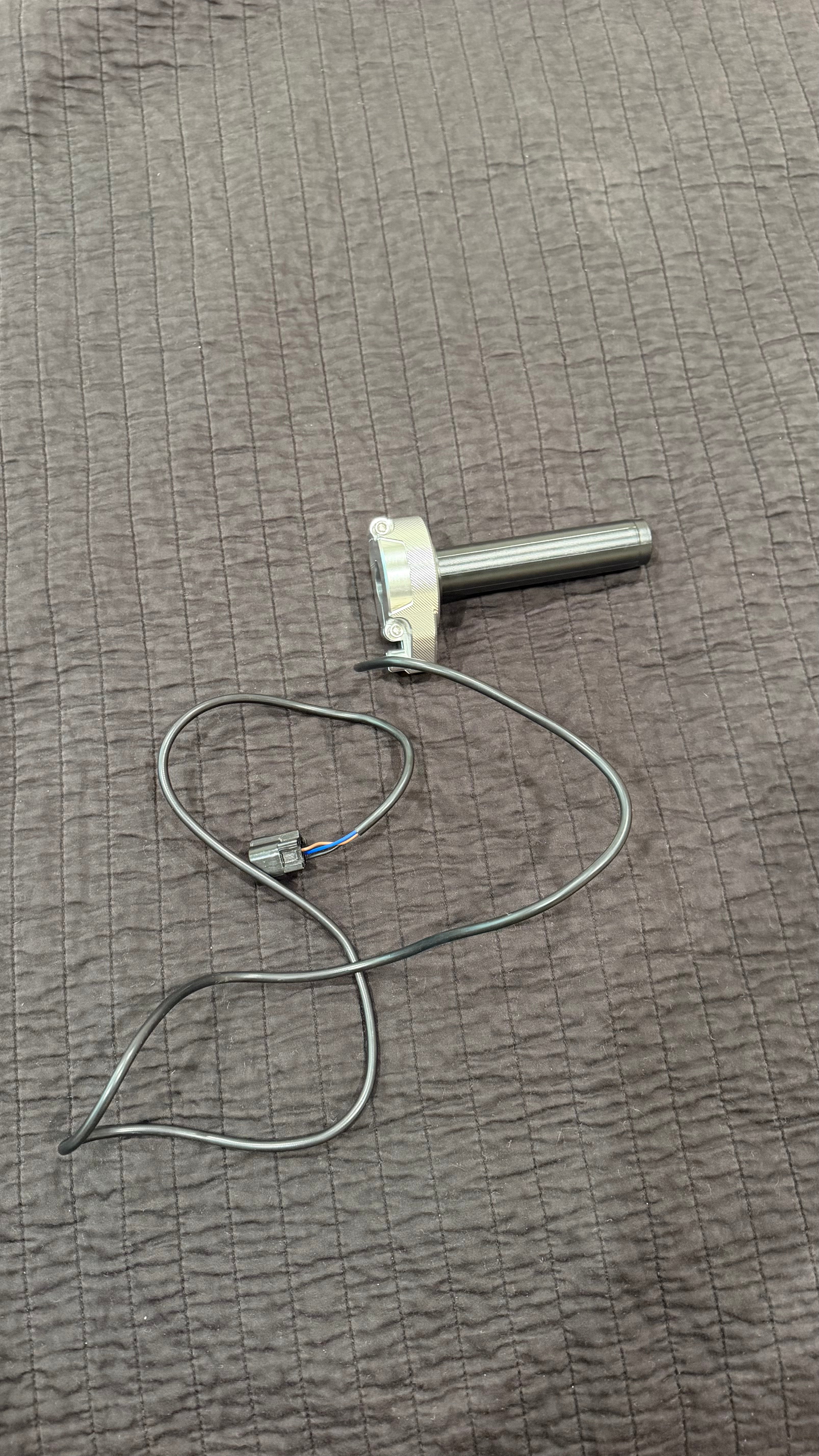 Partial-Metal throttle