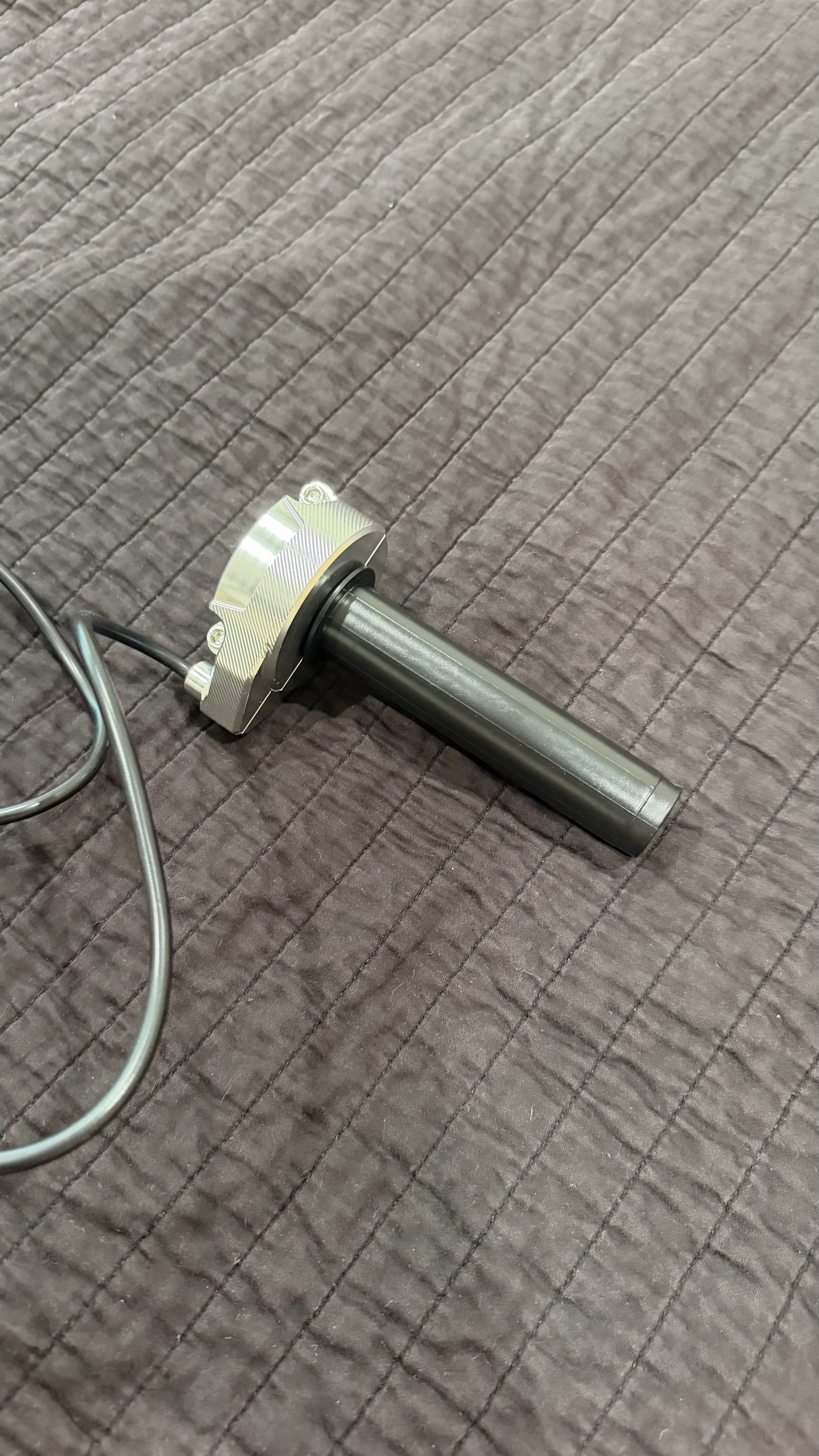 Partial-Metal throttle